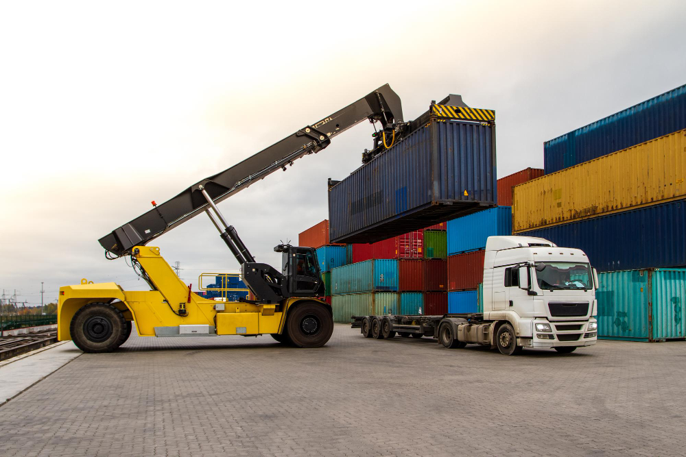 Vinçli kamyonlar ile ağır bir transformatörün nakliyesi