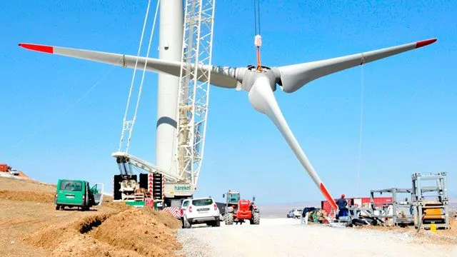 Rüzgar enerjisi santrali projesinde rüzgar türbini montajı